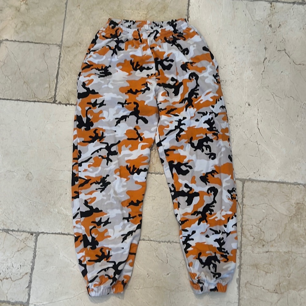 Kylie Jenner sweatpants